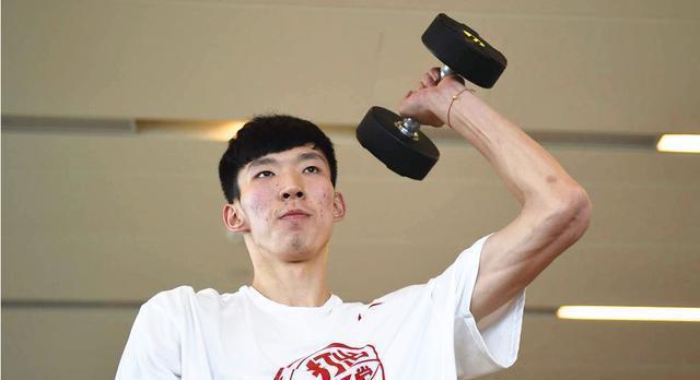 周琦举哑铃姚明举哑铃奥尼尔举哑铃没有对比就没有尴尬