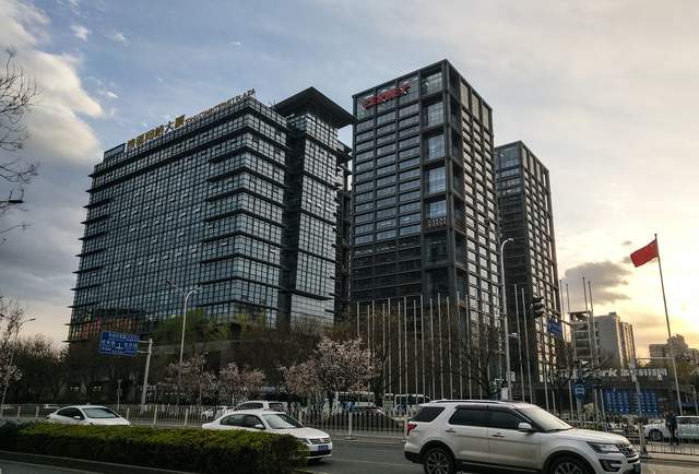 大厦后来更名为搜狐网络大厦,地址位于清华大学东门正南300米的五道口