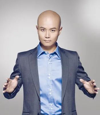 48岁主持人乐嘉现状:定居美国,喝天价矿泉水,过着豪华生活!