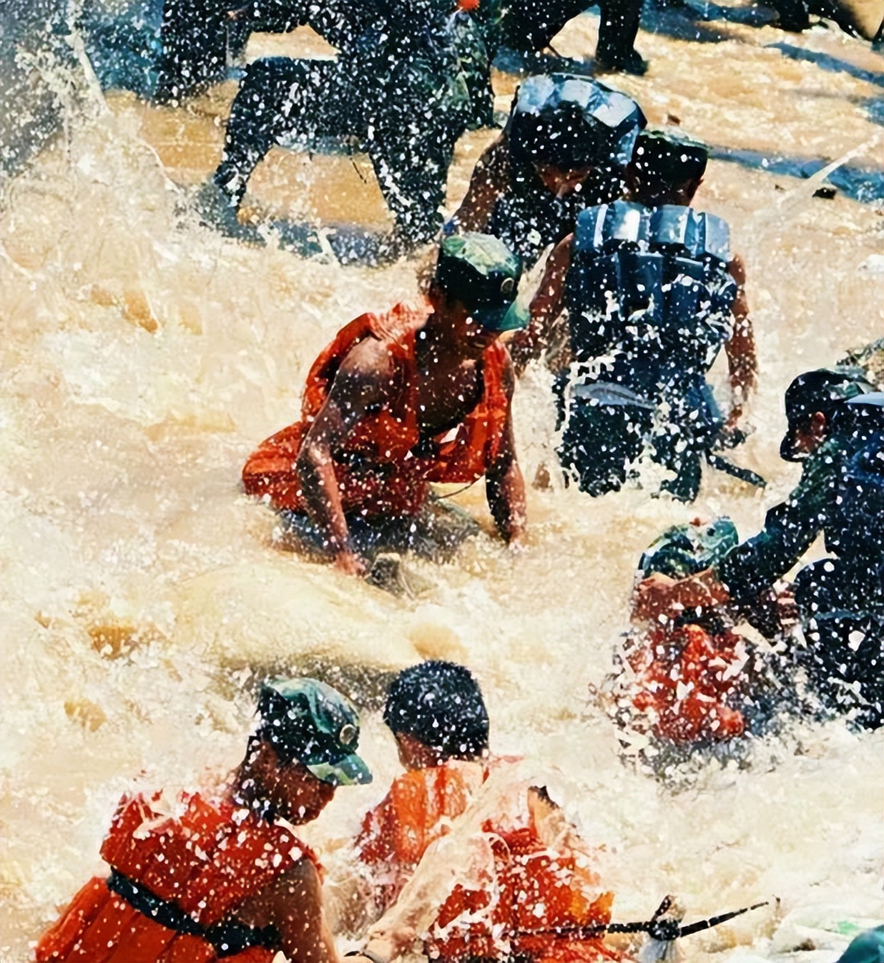 1998年特大洪水,32万解放军跳江挡水,百姓痛哭:求求你们别跳了