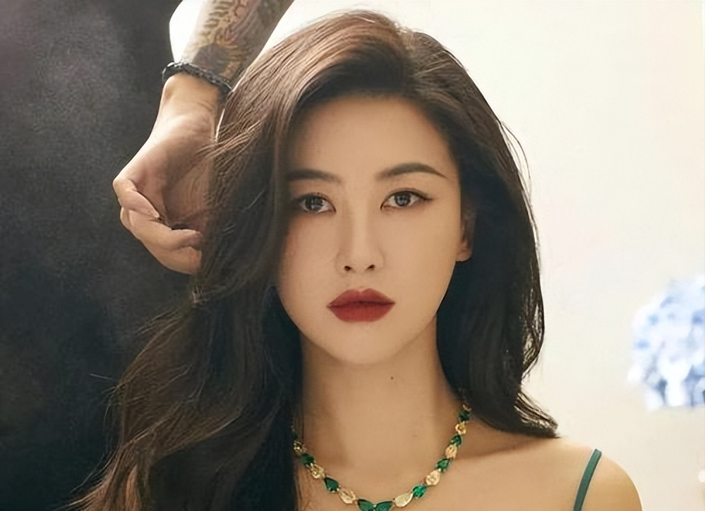 回顾豪横情史朱珠前任个个都是人物37岁选择嫁给普通人