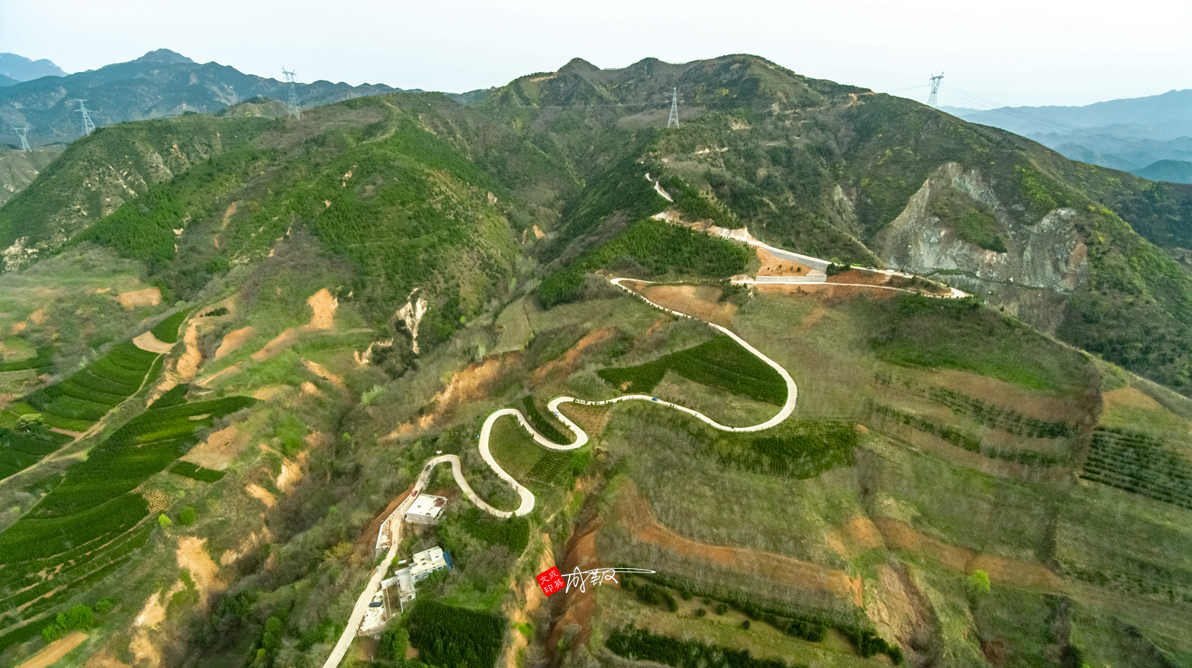 千年蓝关古道:一侧秦岭群山一侧蓝田县城,还可看到白鹿原全景