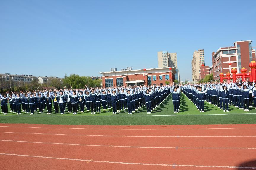 临沂一中西校区举行成人礼仪式