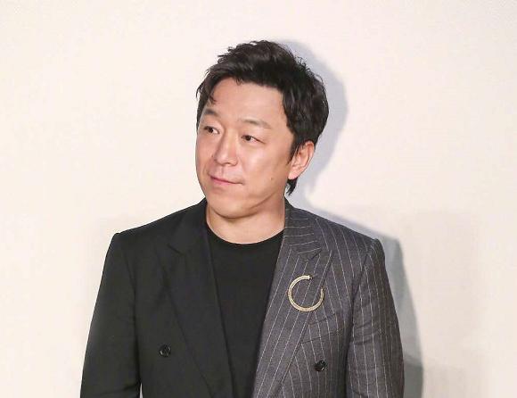 45岁黄渤家中豪宅曝光,屋内含有整排落地窗,屋外还被树木环绕