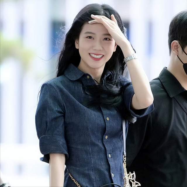 金智秀承认恋情后,首现身机场,跟网友有爱互动!