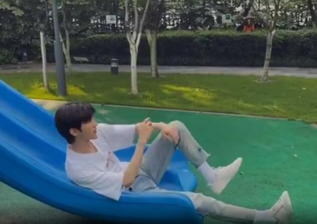 蔡徐坤玩儿童滑梯,当看到他腿伸长那一刻,184的腿长真相了!