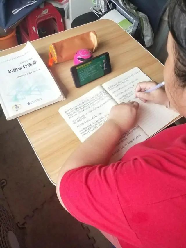 |大学宿管“卧虎藏龙”！阿姨陪考一次性通过