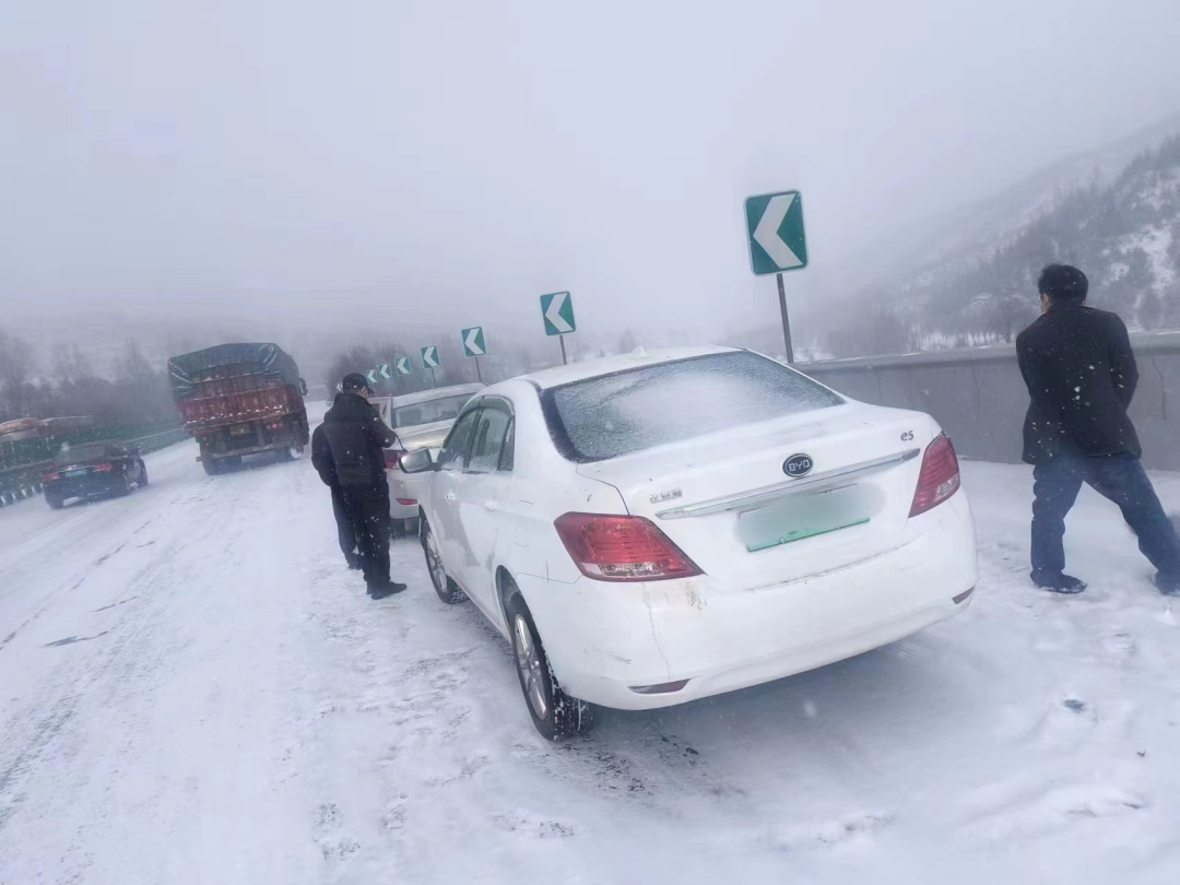 刹不住车!雪天路滑 同一路段竟发生三起事故