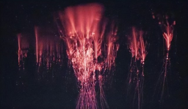 日本出现罕见景象,天空出现"红闪"瞬间,大难临头的信号?