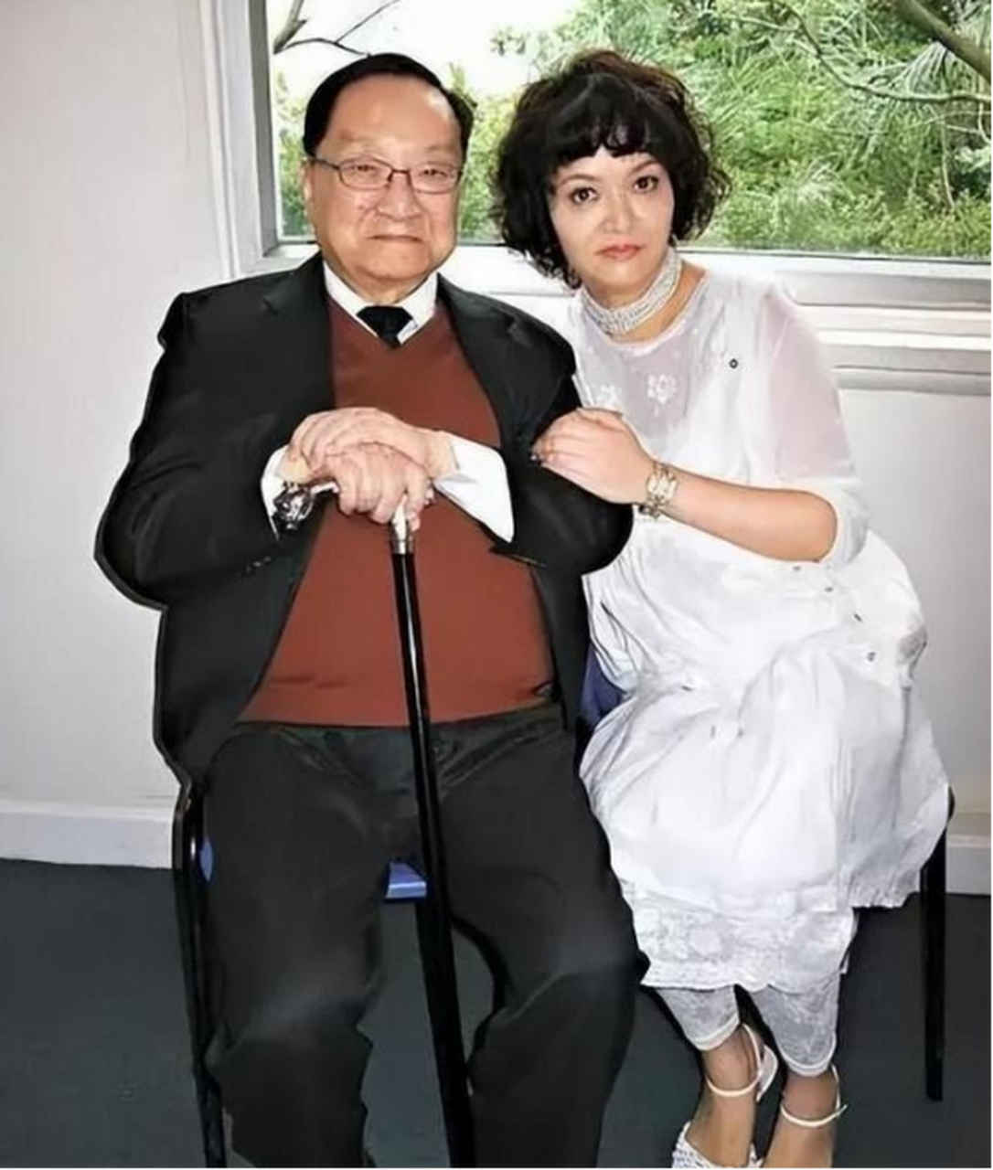 金庸才答应没多久,他的长子就美国自缢身亡了.