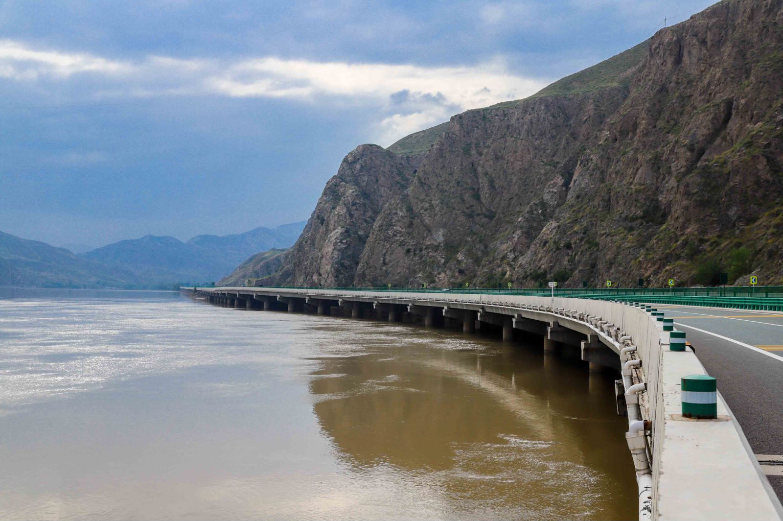 騎行蘭州到劉家峽,發現上百公里黃河峽谷,風光真美