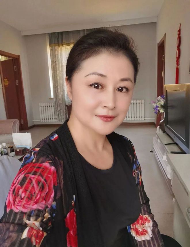 张学松悼念于月仙,晒美照称其为女神,挽救"好丈夫"形象