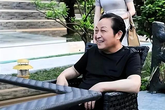 回顾:站在气功大师王林"王府"前感叹:昔日豪华别墅,门前野鸽横飞