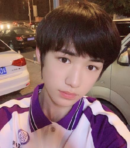 老师晒宋亚轩上课照,并公布小宋新身份,依旧是大家喜欢的班长