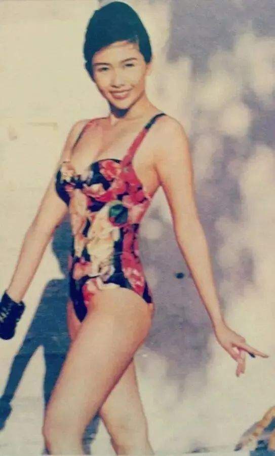 邱淑贞,出演三级片赤裸羔羊,脱去衣服,换上泳装,上演性感诱惑