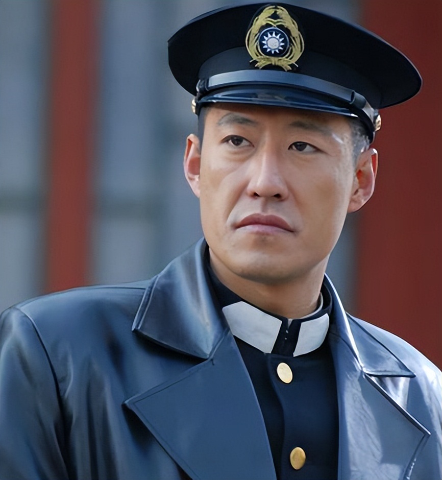 演员于震回老家祖宅,站房顶热舞被指博眼球,家中砖房已老旧