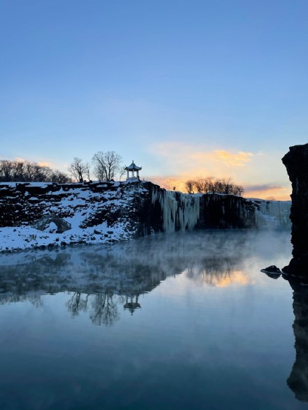 仙境!镜泊湖吊水楼瀑布现百米冰瀑壮观景象