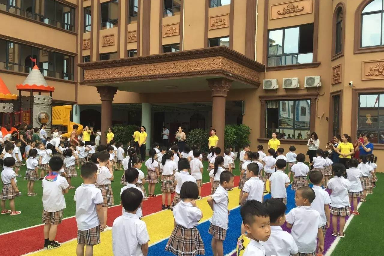 新型贵族晚会,开在幼儿园的毕业典礼上,家长虚荣拿学生当借口?