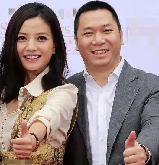 赵薇离婚了?被传包养小鲜肉,老公还欠了2个亿