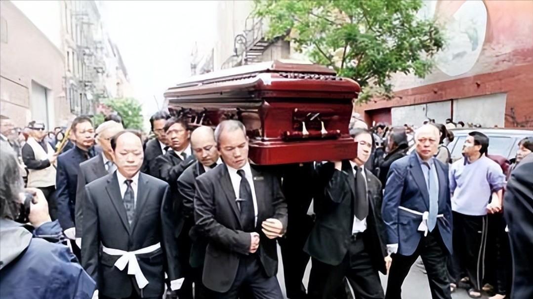 偷渡皇后郑翠萍曾因帮助数千福建人偷渡美国死后上百豪车送行