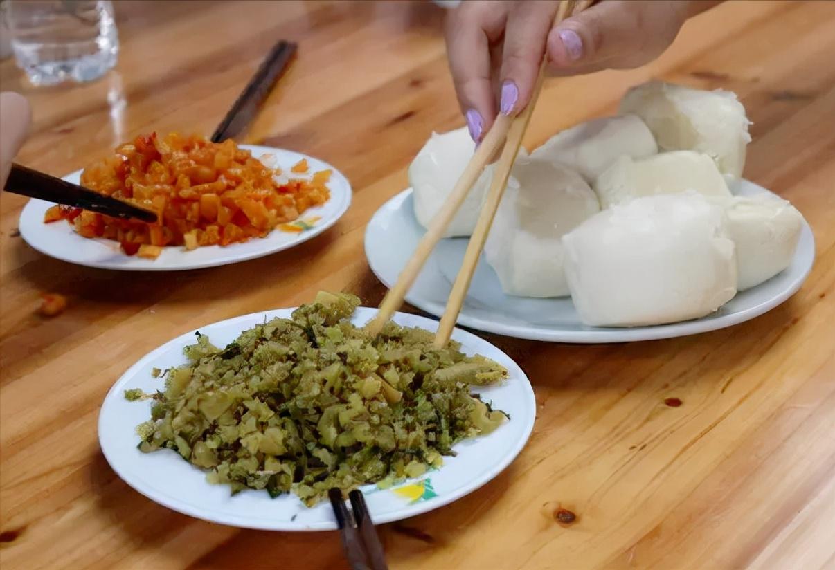 回顾84岁老妇离世生前节俭只吃咸菜死后家现巨款6人清点3小时