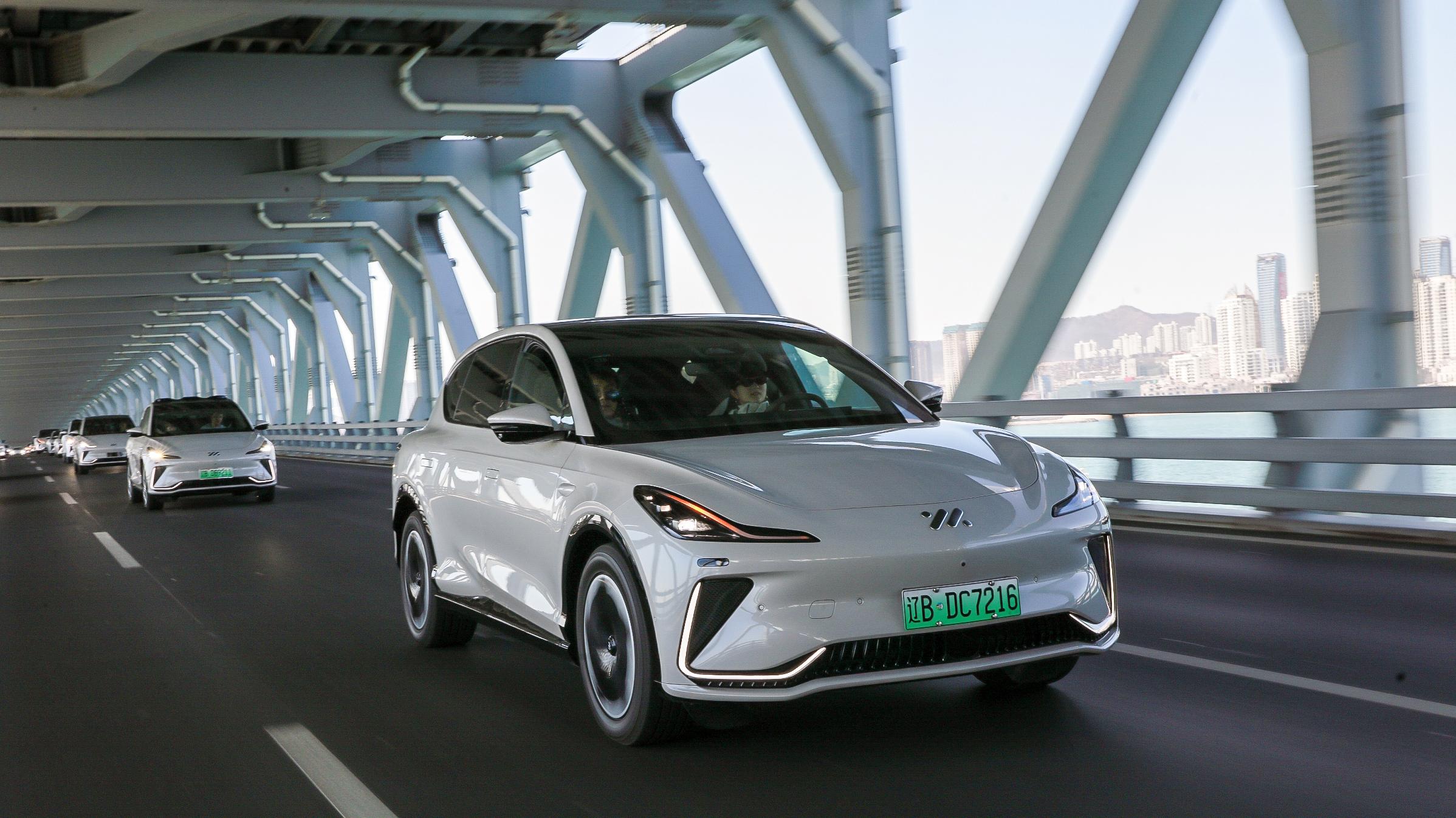 智能纯电中大型豪华suv智己ls7,大连集体交付!