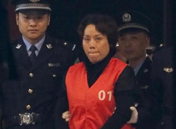 重庆黑帮女老大,曾一度养了16个美男子,最小的比她小20多岁