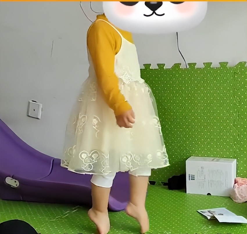 辽宁一小女孩踮起脚尖走路,行走自如,网友看后直呼快送去学芭蕾