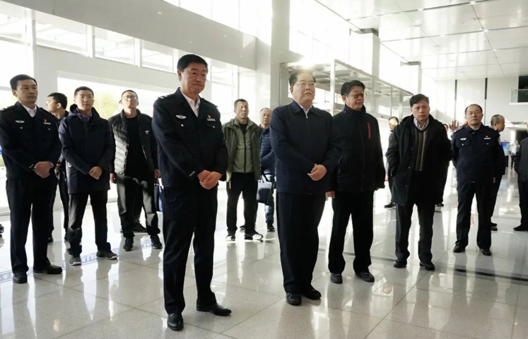 公安部第一驻点指导组组长房凌春到鄂尔多斯调研指导教育整顿工作