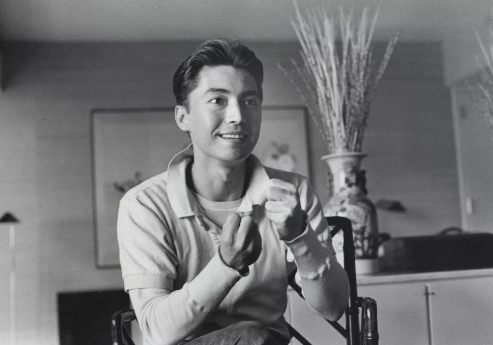 美男尊龙:孤儿出身长了一张混血脸,70岁优雅变老,走后不要墓碑