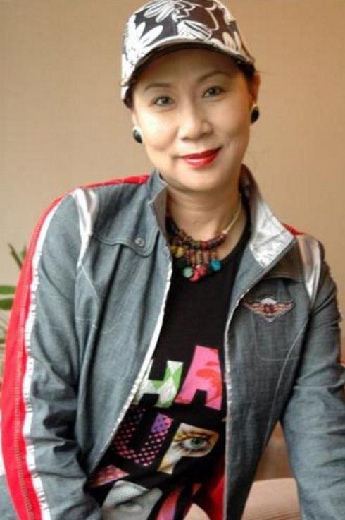 雨天哭着嫁入豪门,歌手奚秀兰结婚44年无儿无女,现在婚姻怎样?