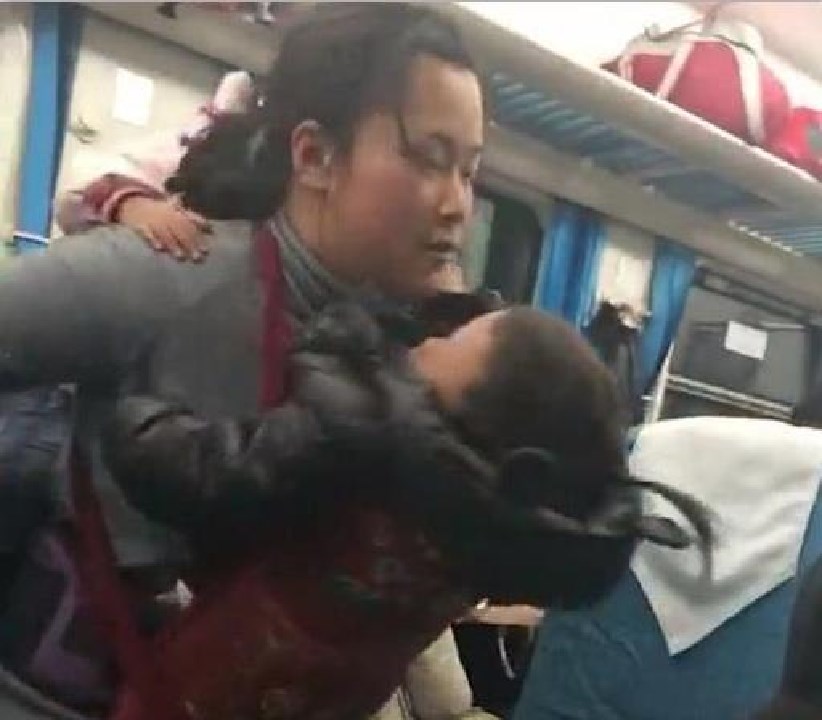 妈妈带两孩子坐公交,前抱后背没人让座,无助的眼神让人心疼