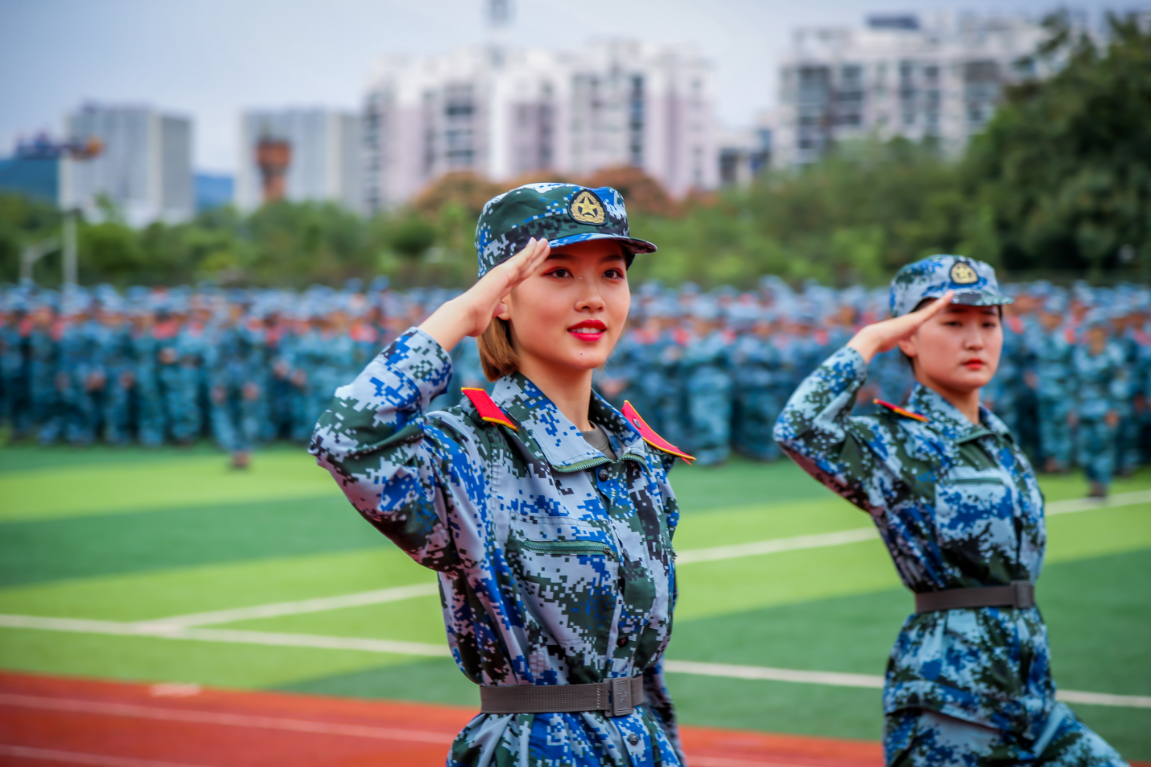 安徽一女大學生在軍訓時展示才藝,跳起了