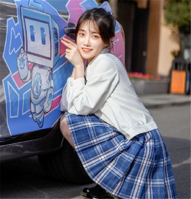 小钰穿jk学生裙亮相,蹲下的模样太可爱,粉丝:宋义进对不起了