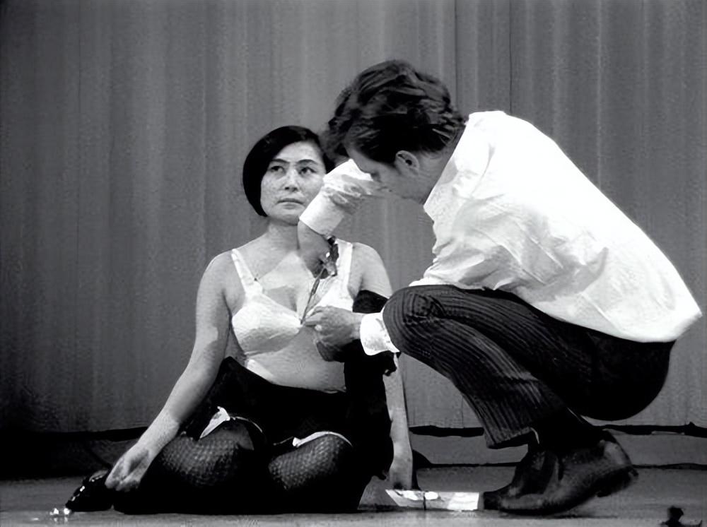 日本女人痴迷行为艺术,将剪刀交给观众自由发挥,事后感觉很屈辱