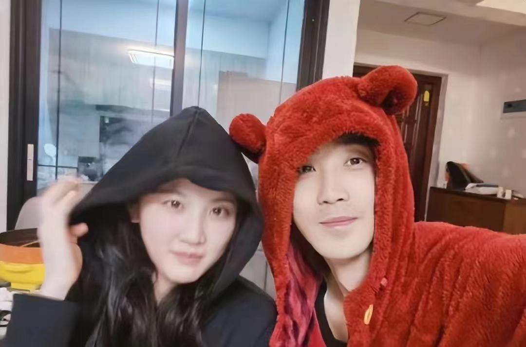 张慧雯曝新恋情,靠男友肩膀还一同回家,男方高大壮硕疑家境不菲