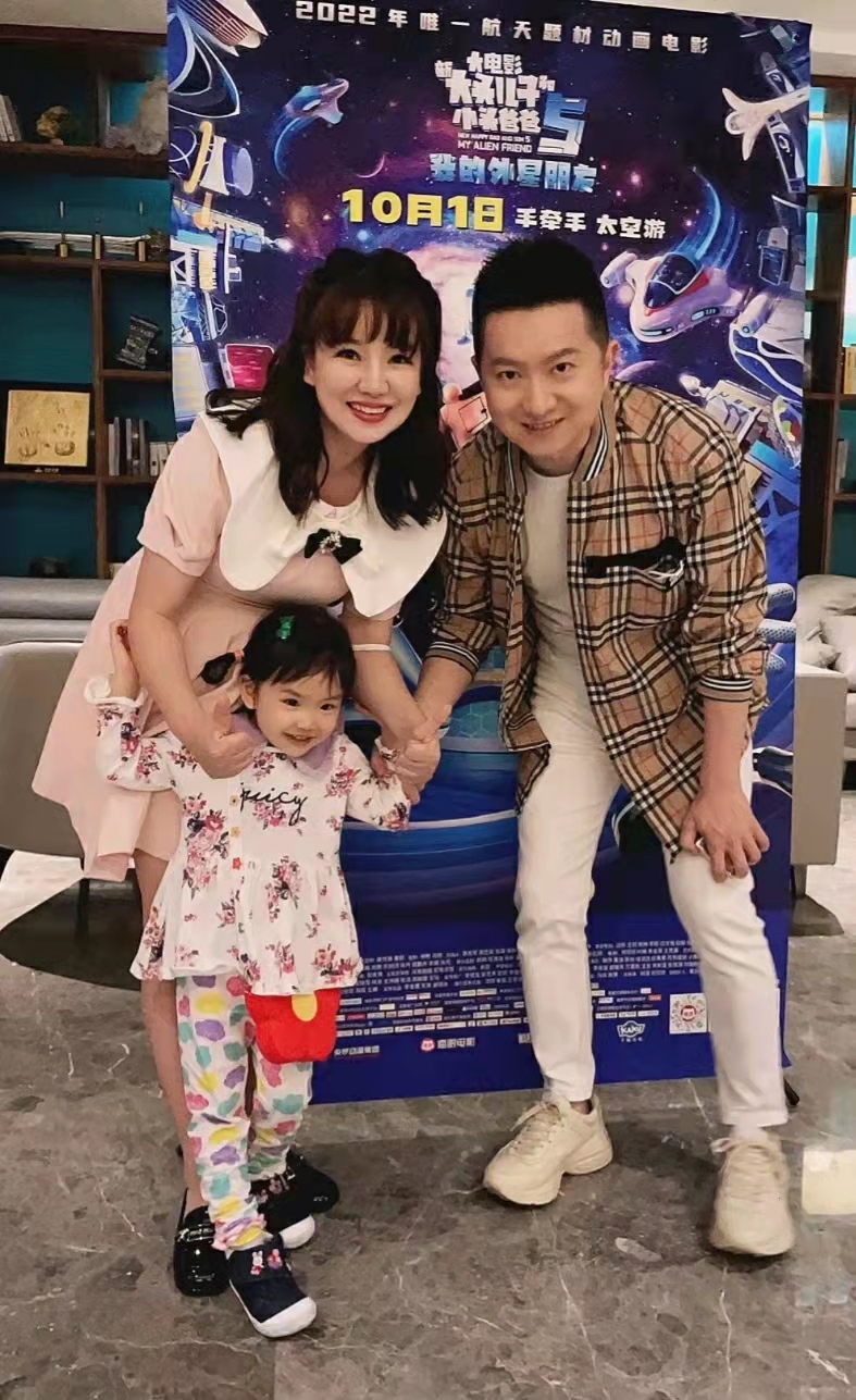 央视红果果夫妇带娃观影,结婚12年儿女双全,三岁女儿长相随妈