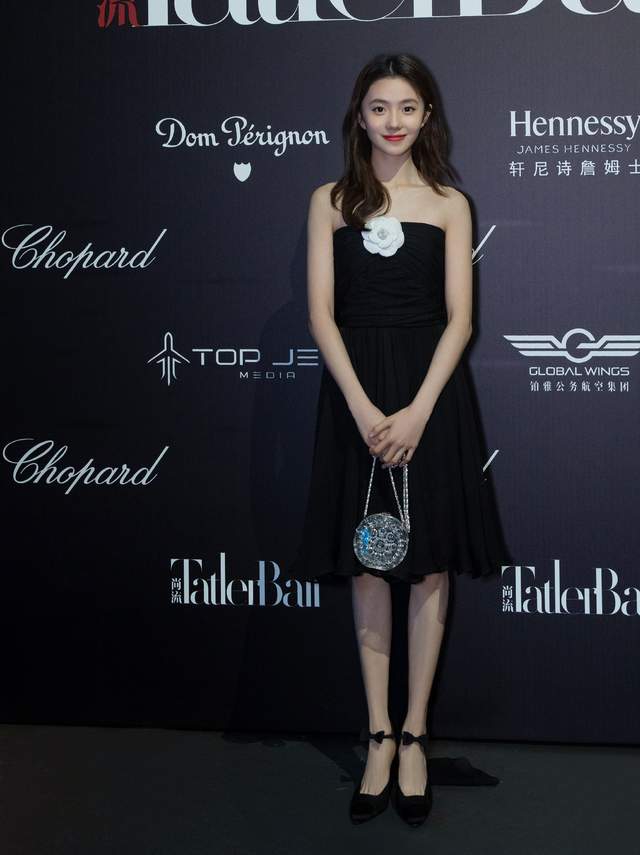 刘浩存穿连衣裙尽显好身材,甜美可爱,易烊千玺穿休闲外套很帅气