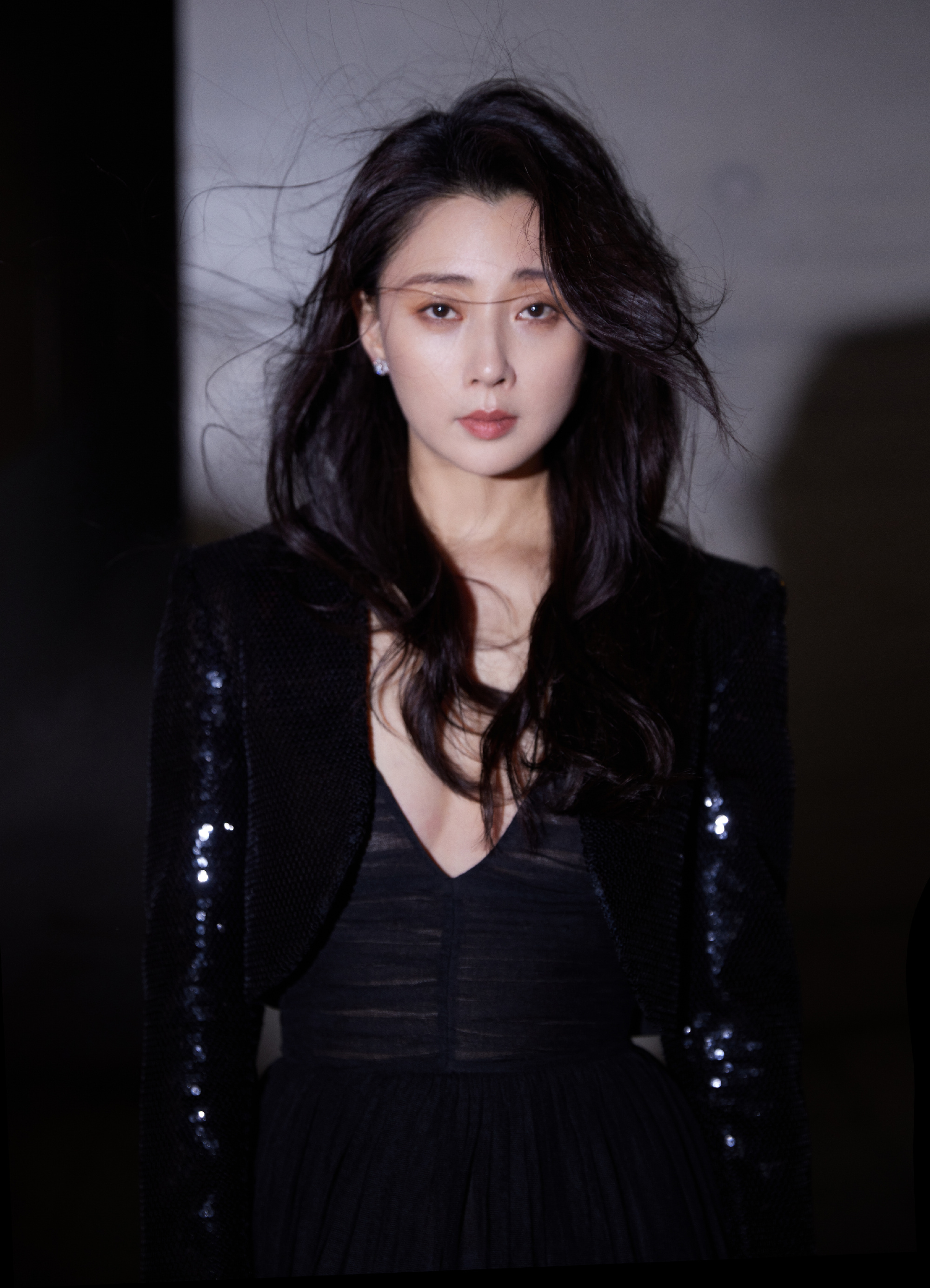 殷桃蓝毯造型大赏,黑礼服大波浪深v,摇曳生姿大气迷人