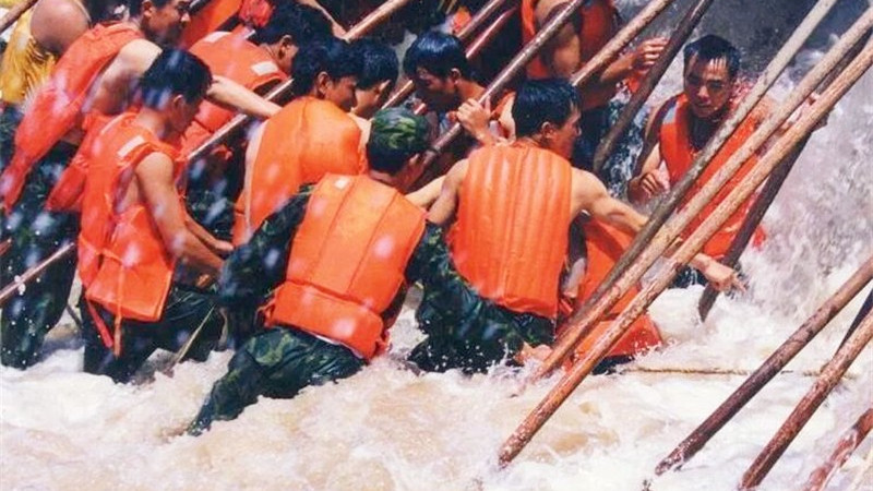 1998年特大洪水,百姓跪地朝将士们哭喊:别跳了,我们不要房子了