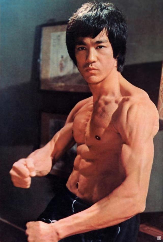 李小龙寸拳就是表演的花活!昆仑决解说直言:比位宁辉技术差远了