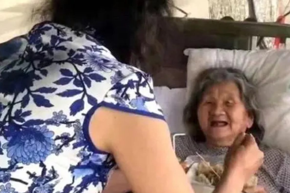 61岁怪大叔"男扮女装"20多年,得知真相后网友泪目:他是真男人