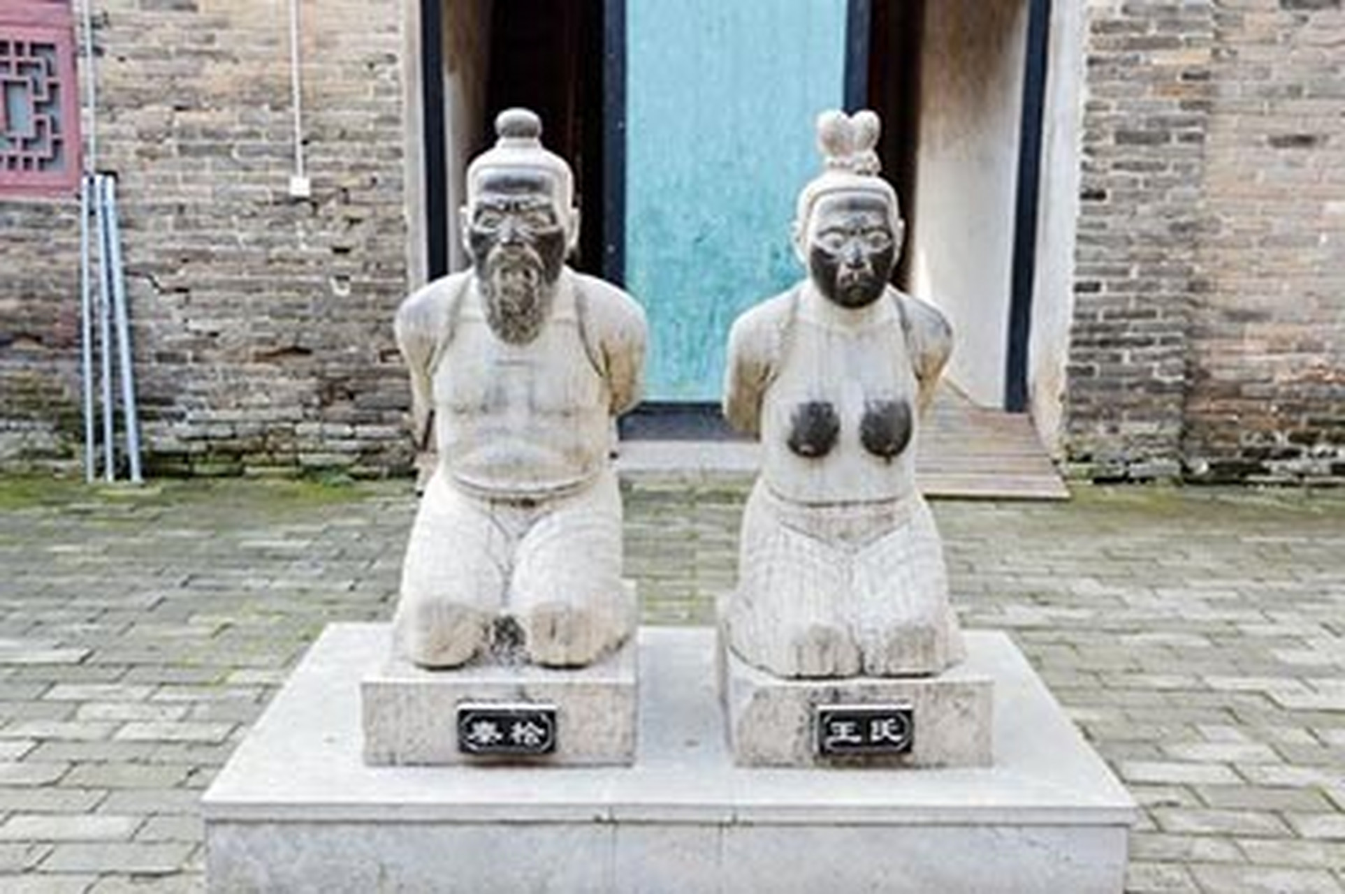 在岳飞墓前,跪着秦桧和他老婆王氏.