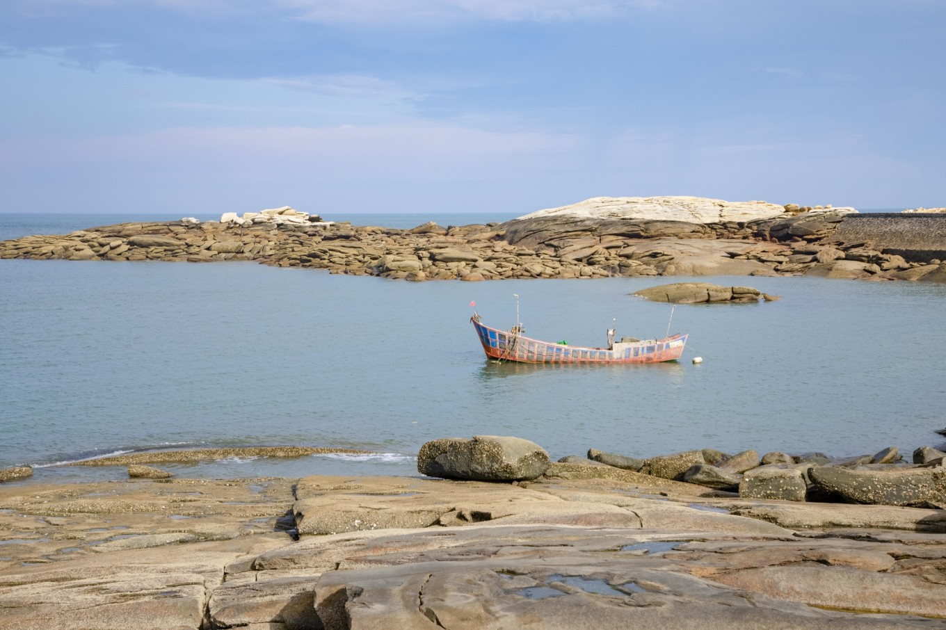 这片海滩被称为红塔湾,可是却没有红塔,竟然是一个温馨的避风港