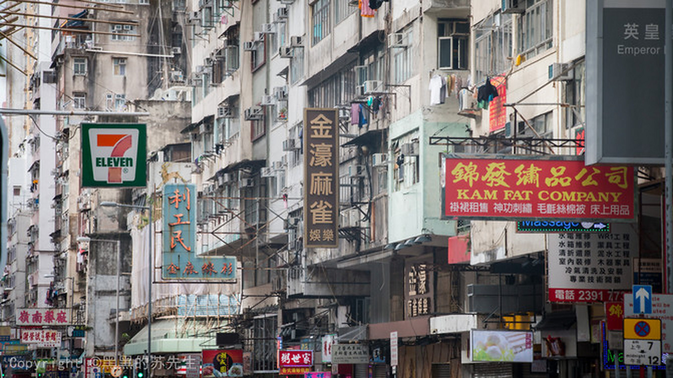 day1:旺角街头,香港的市井生活  旺角位于香港九龙的中部,是香港人流