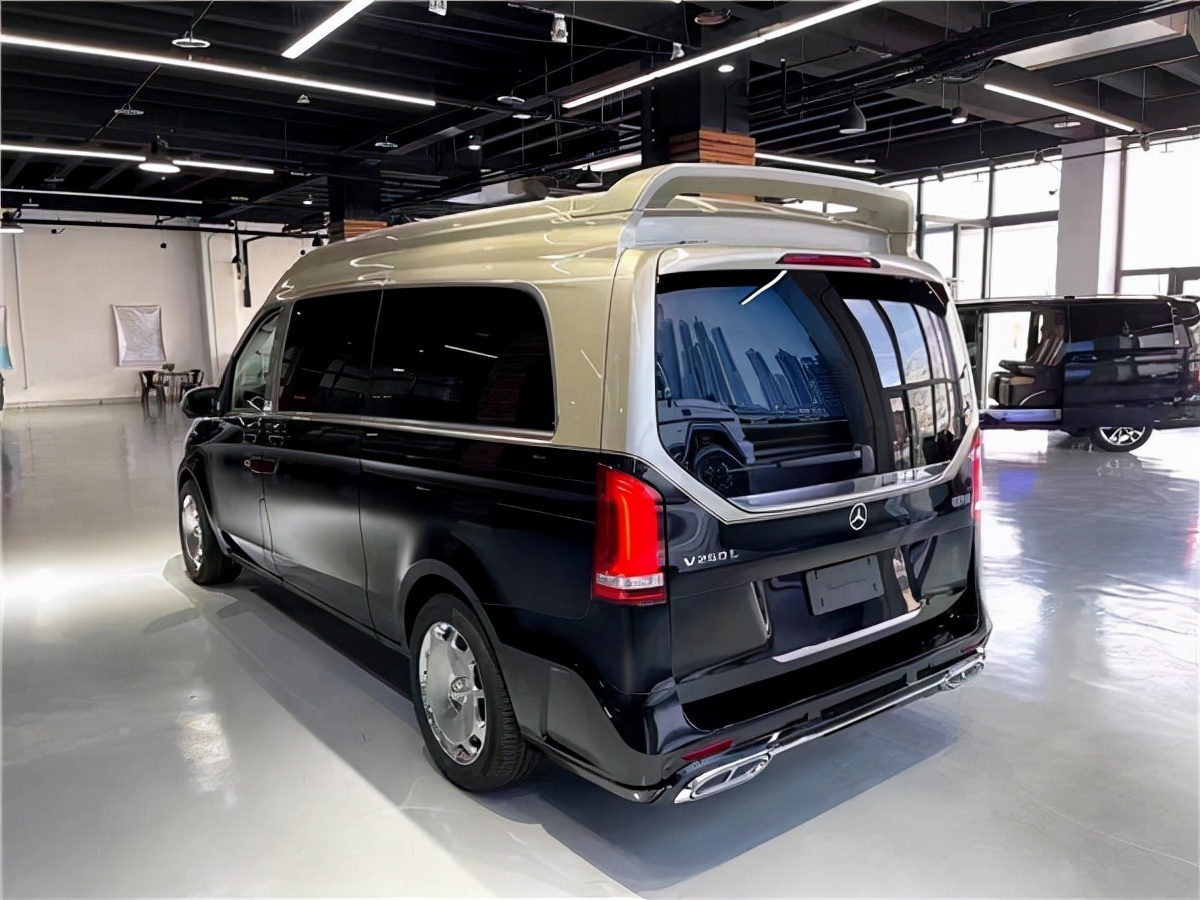 奔驰v260l高顶七座豪华商务车双拼色雅金版,奢华经典