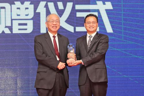 丘成桐院士捐赠奖杯及珍藏品