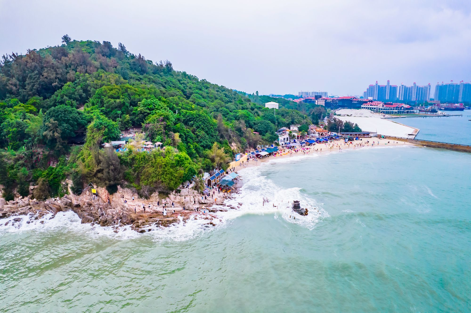 北海冠头岭下有一处海枯石烂,温馨浪漫,吸引了众多游客前来打卡