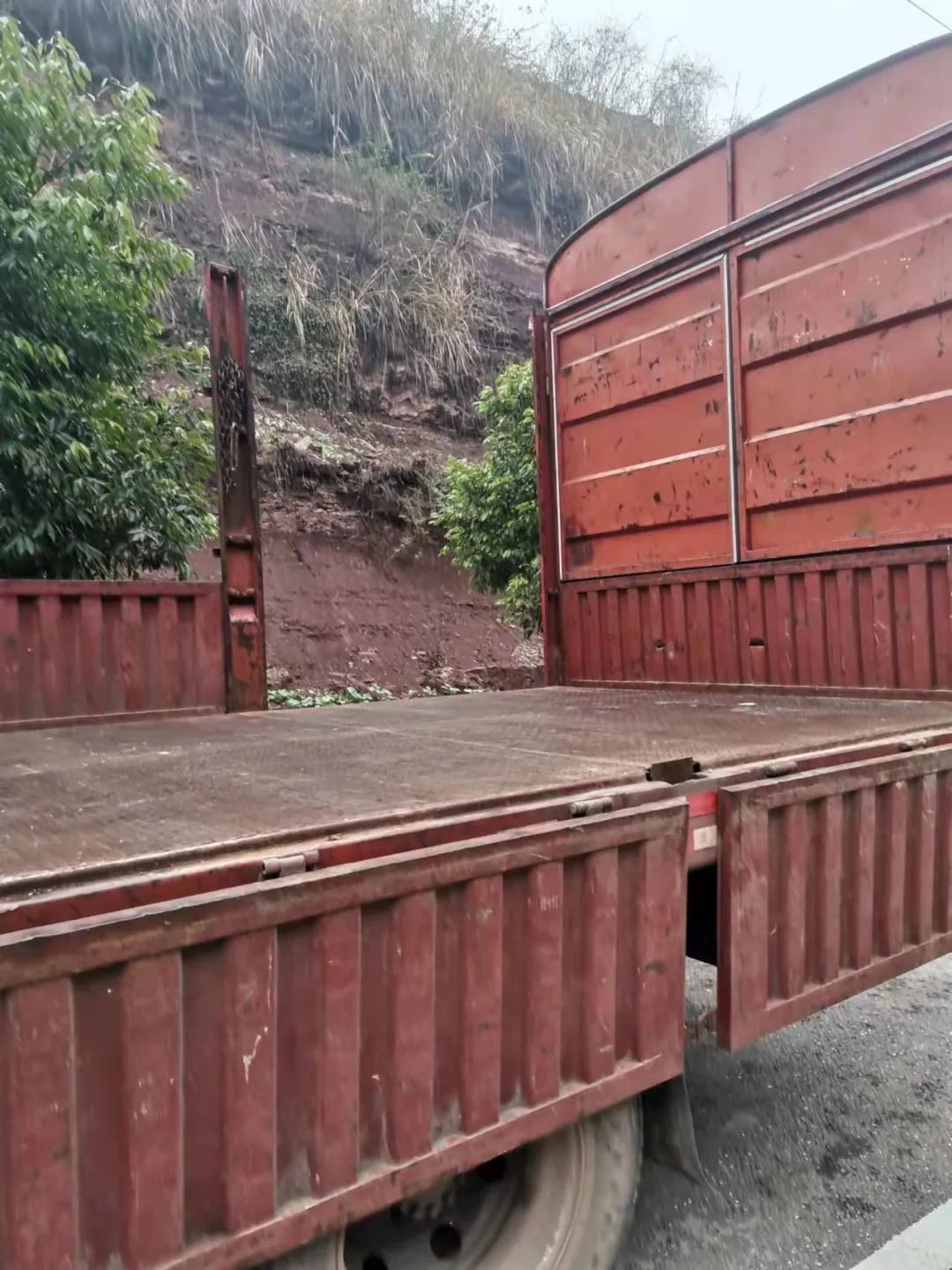 离谱!昨晚顺城大道上的三辆货车护栏全都"离奇失踪"!