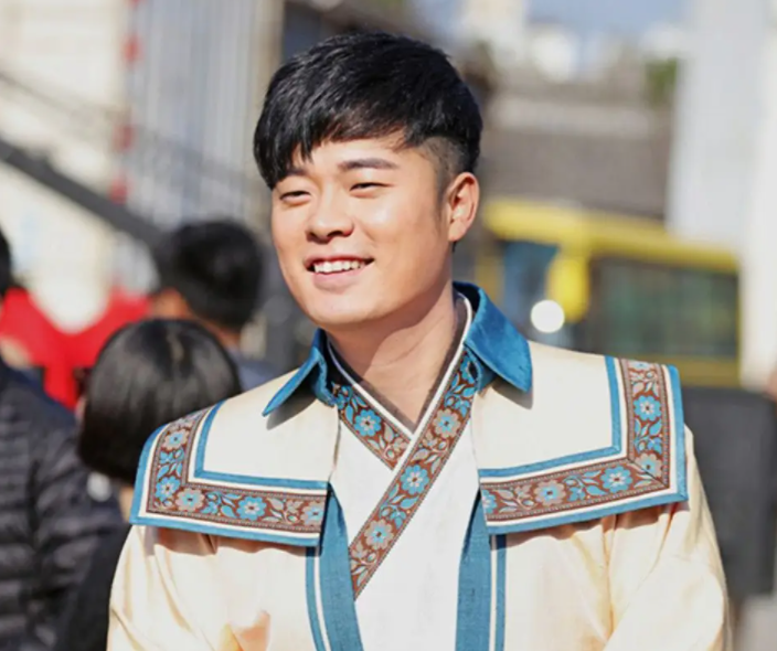 大学刚毕业,就遇到一部火遍全国的作品《爱情公寓》,陈赫毫无疑问是个